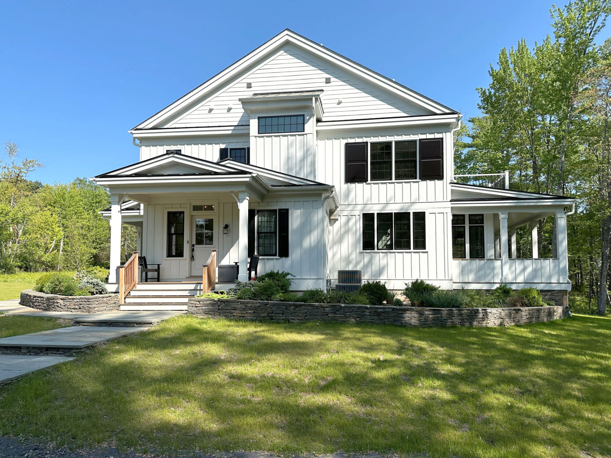 Light Pours into the Spacious Rooms of this Statuesque, Contemporary